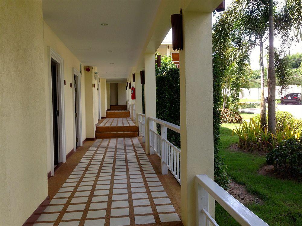 Suwan Driving Range And Resort Си Рача Екстериор снимка