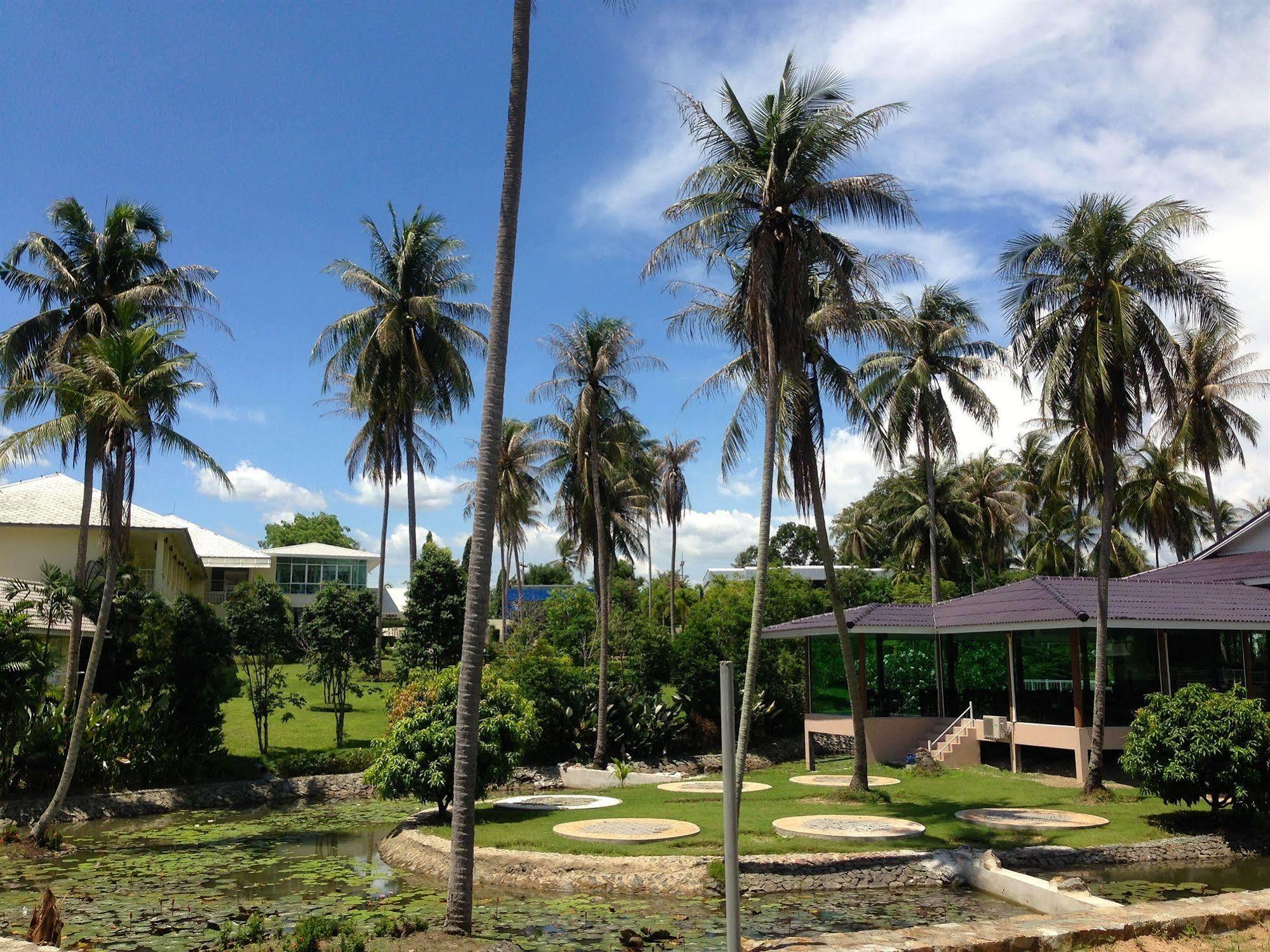Suwan Driving Range And Resort Си Рача Екстериор снимка